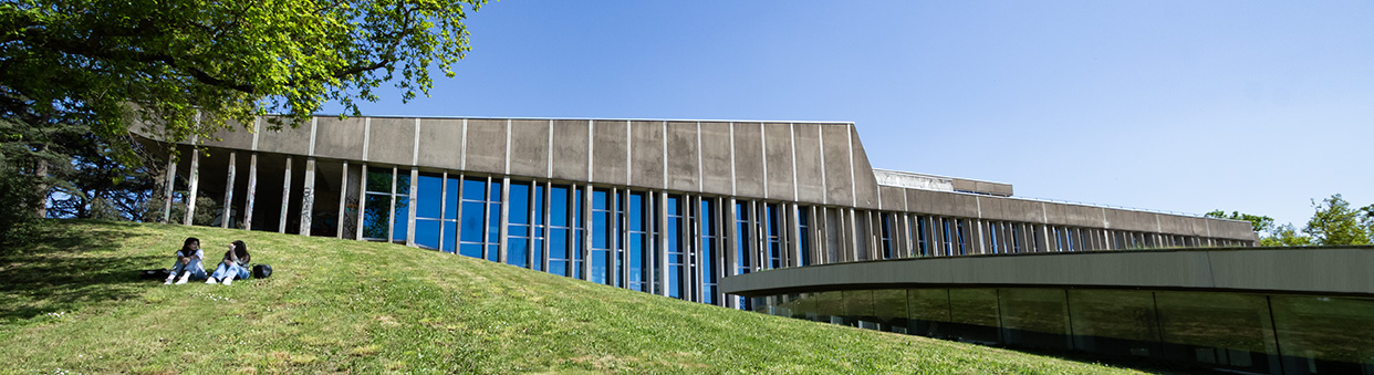 Bâtiment Faculté de droit, extérieur, jour.